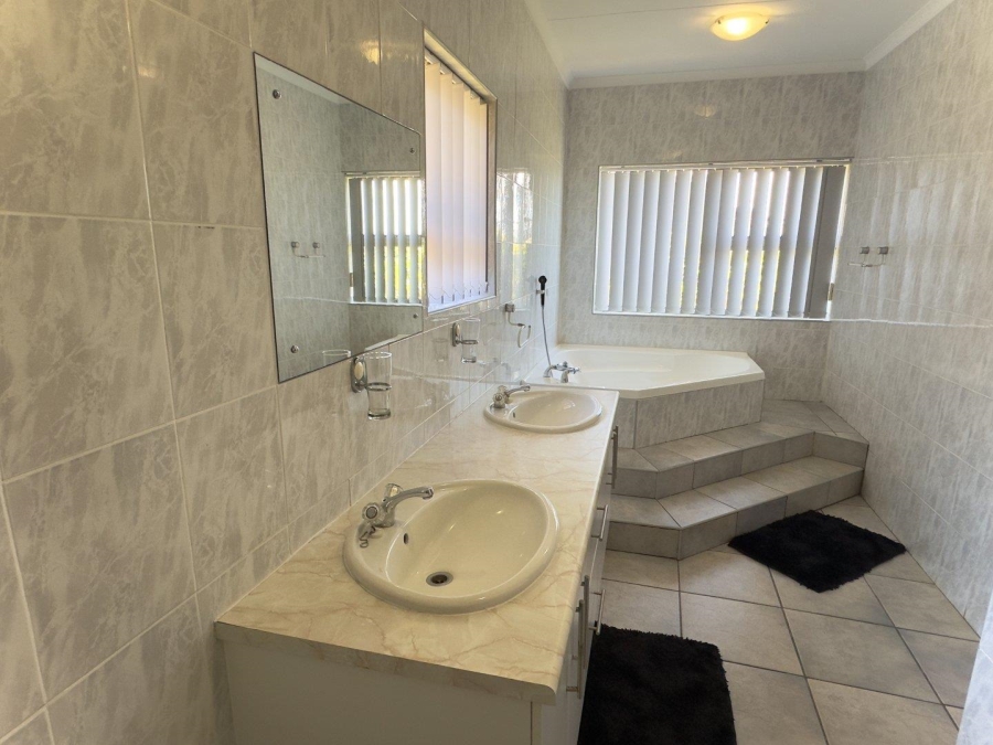 6 Bedroom Property for Sale in Wavecrest Eastern Cape